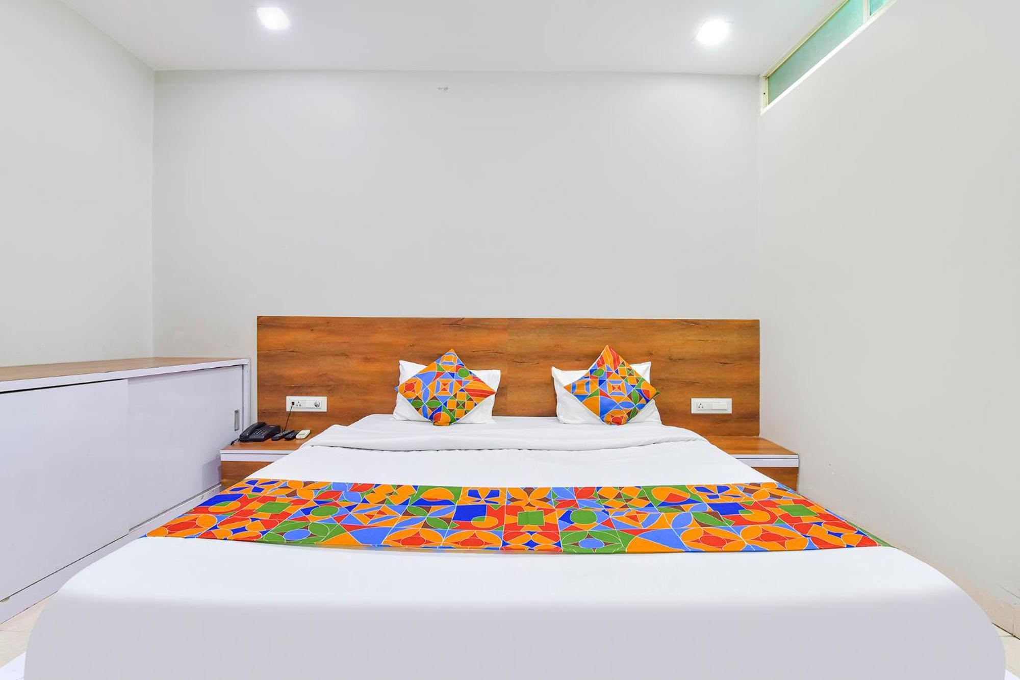 Fabhotel Raghumani Palace Удджайн Экстерьер фото
